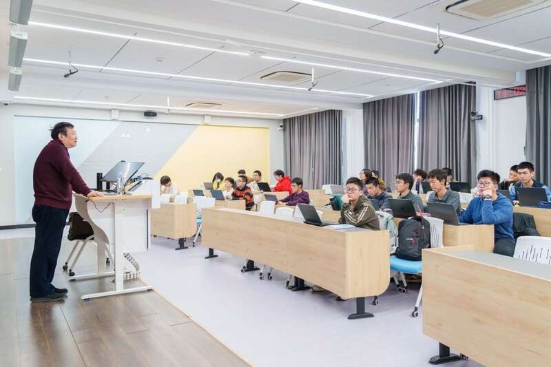 北航面向全校本科生開設《人工智能導論》通識必修課。校方供圖