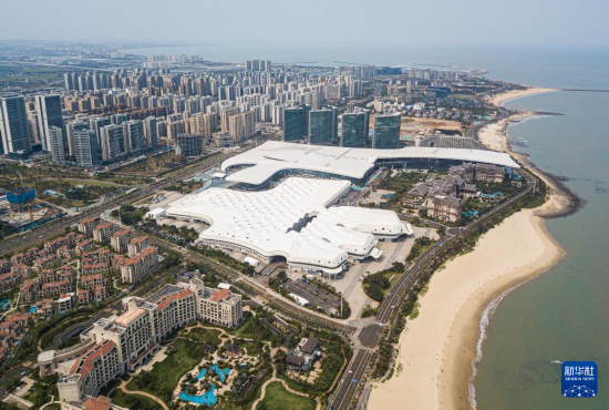 這是4月4日拍攝的第五屆中國國際消費(fèi)品博覽會主會場海南國際會展中心（無人機(jī)照片）。