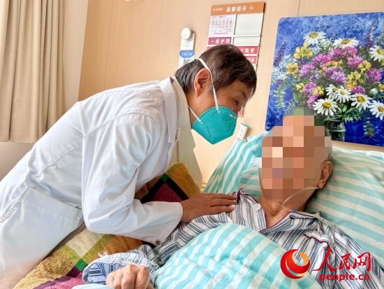 秦苑查房時詢問患者情況。人民網(wǎng) 陳葉欣攝