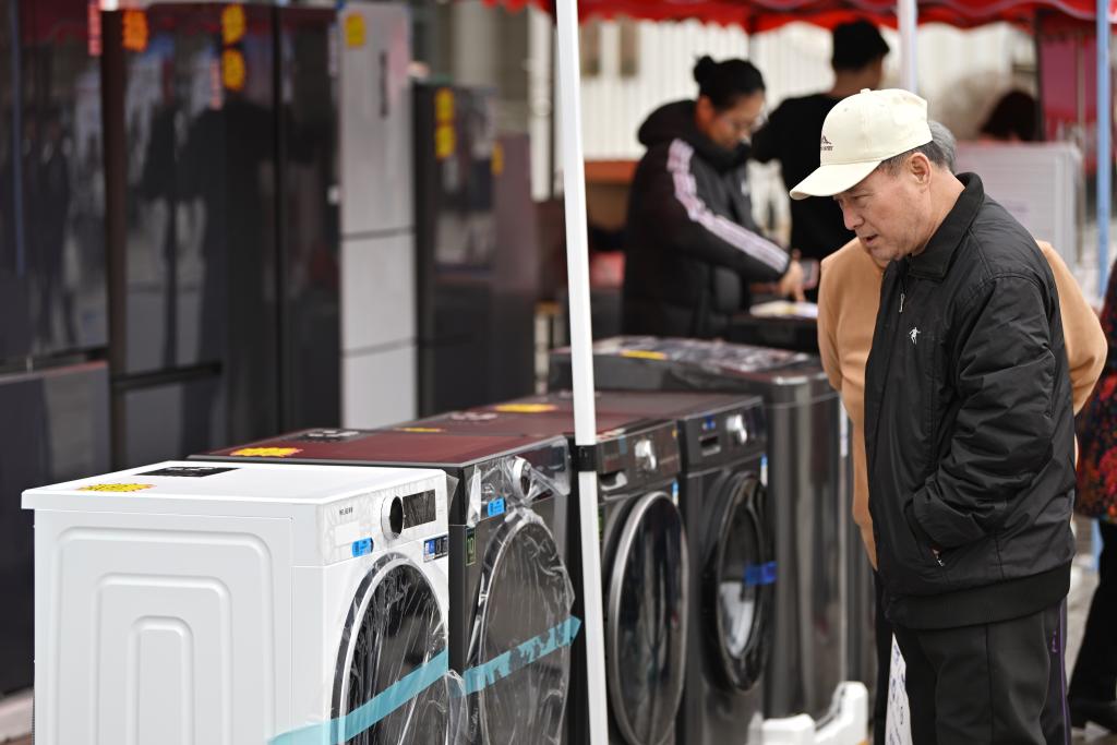 3月28日，天津市北辰區(qū)舉行2025年消費品以舊換新惠民服務(wù)活動，吸引眾多市民前來選購。新華社記者 李然 攝