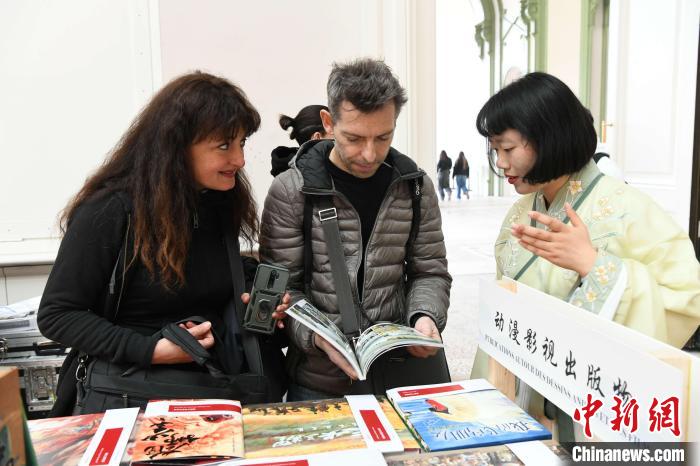 當?shù)貢r間4月11日，2025年巴黎圖書節(jié)在巴黎大皇宮揭幕。中國出版代表團攜千余種中國精品圖書亮相展會。 中新社記者 李洋 攝