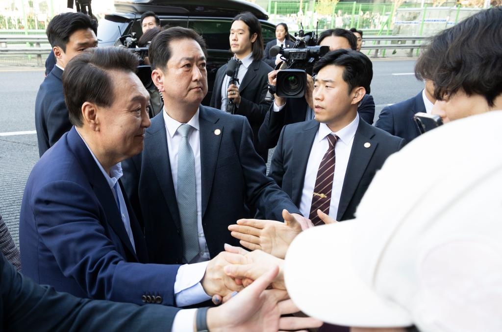 4月11日，韓國(guó)前總統(tǒng)尹錫悅（左一）在離開首爾漢南洞官邸時(shí)與支持者握手。新華社發(fā)（全休相攝）