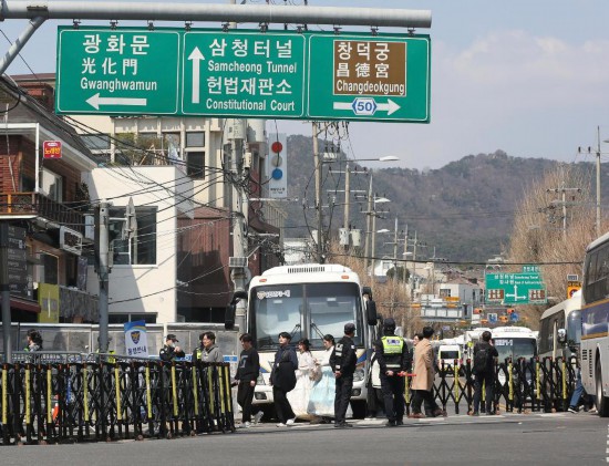  4月3日，在韓國首爾，警察在韓國憲法法院附近進行交通管制。新華社記者姚琪琳攝