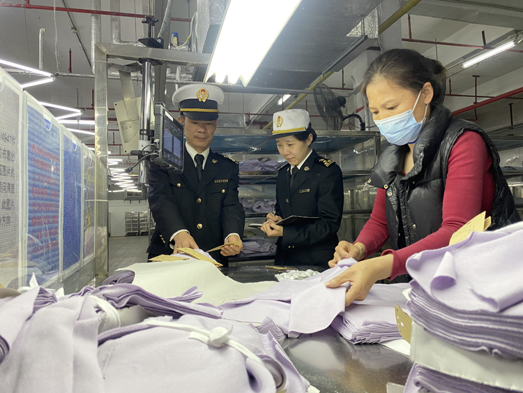 黃埔海關關員到毛織企業(yè)開展調研。周青攝