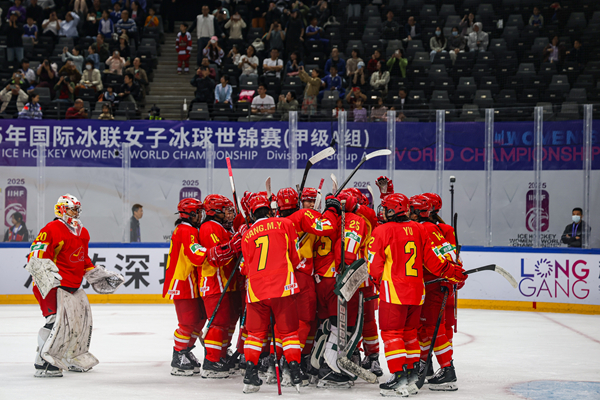 中國(guó)隊(duì)球員慶祝勝利。圖片來(lái)源：中國(guó)冰球協(xié)會(huì)