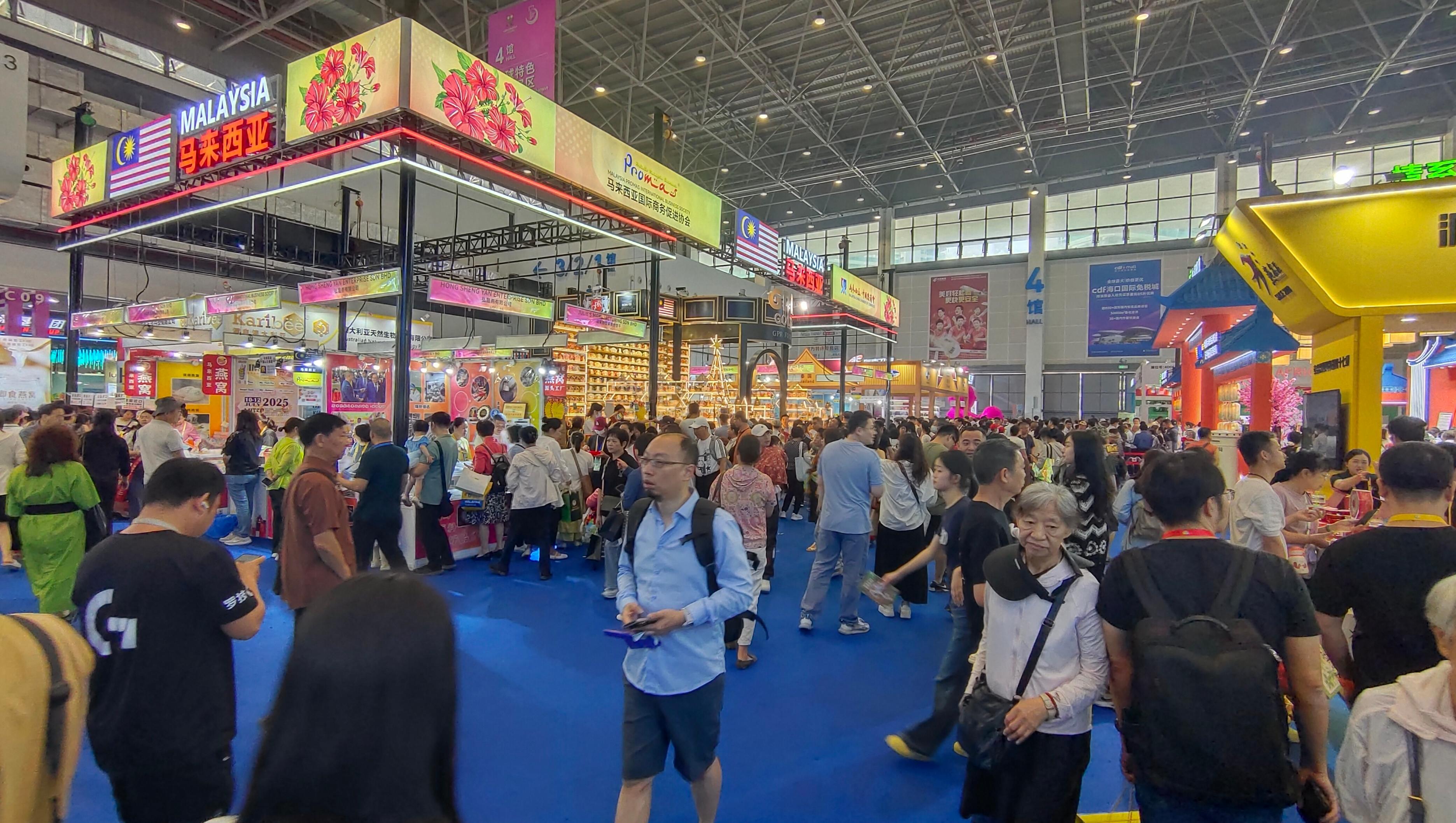 消博會(huì)迎來公眾開放日，眾多市民、客商來到展館參觀、購(gòu)物。人民網(wǎng)記者 李彤?dāng)z