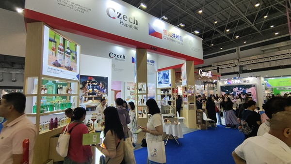觀展者在各國(guó)展臺(tái)采購(gòu)、咨詢。人民網(wǎng)記者 李彤?dāng)z