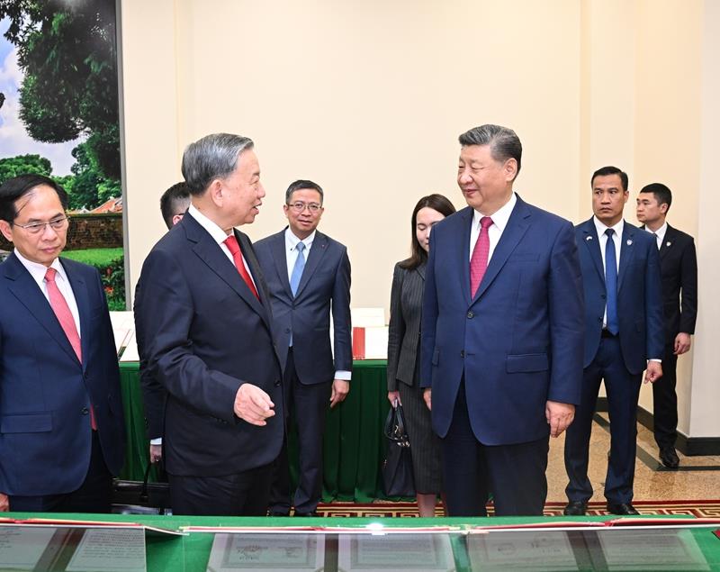 4月14日，習(xí)近平總書記在越共中央駐地同越共中央總書記蘇林舉行會(huì)談。這是會(huì)談后，兩黨總書記共同見(jiàn)證中越雙方簽署的45份雙邊合作文本展示。