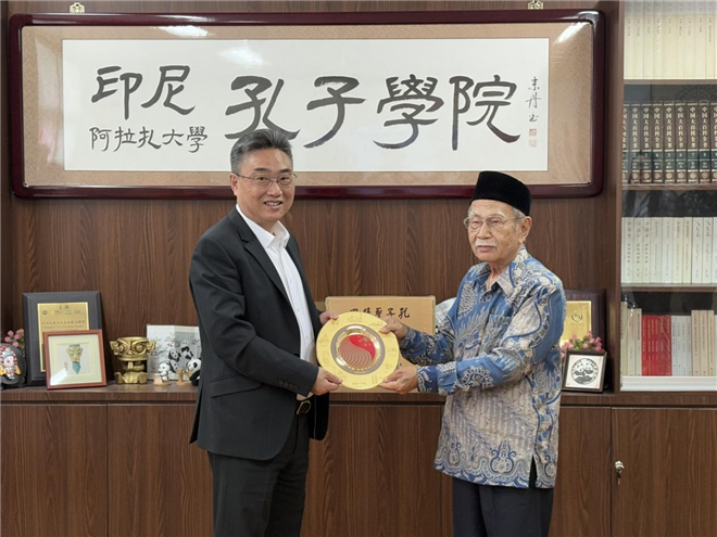雙方交換禮物?；顒?dòng)主辦方供圖