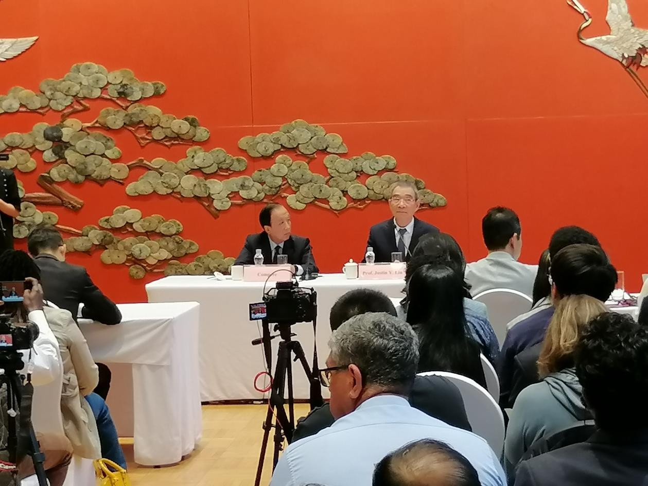 圖為21日舉行的“臨甲7號沙龍”，林毅夫（右一）在回答中外媒體記者的提問。 人民網(wǎng)記者 李瀟攝