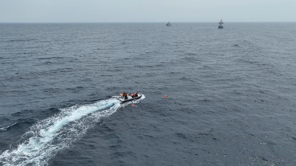 4月23日，中越海警開展海上聯(lián)合搜救演練，模擬營(yíng)救落水人員。（中國(guó)海警供圖）