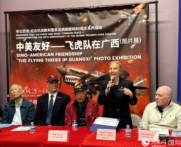飛虎隊(duì)老兵后裔在現(xiàn)場(chǎng)分享父輩的歷史，正在發(fā)言者為夏琳·芳汀 人民網(wǎng)記者 鄧圩攝
