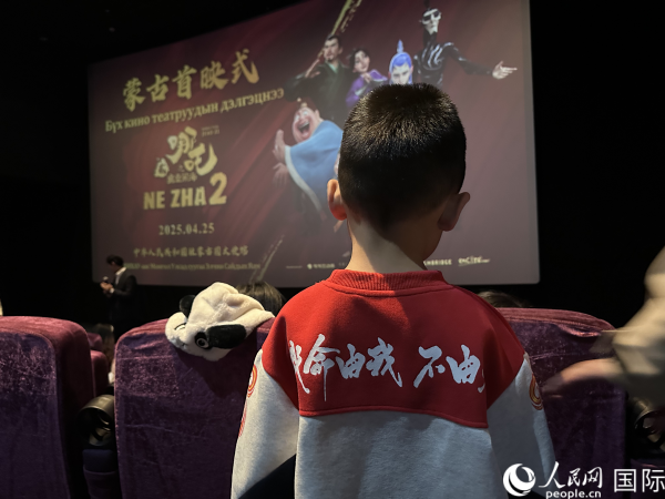 圖為首映式現(xiàn)場(chǎng)，一位小朋友身穿帶有《哪吒2》電影元素的衣服。人民網(wǎng)記者 張朋輝攝