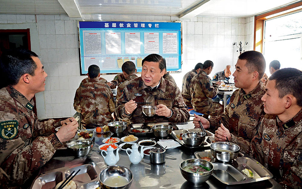 2014年1月26日，習(xí)近平主席專程來到內(nèi)蒙古軍區(qū)邊防某部，親切看望慰問戍邊官兵。這是在連隊食堂，習(xí)近平主席同戰(zhàn)士們一起用餐。