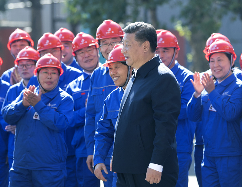 2018年9月26日，在中國一重集團，習近平總書記走到工人中間，同大家親切交流。