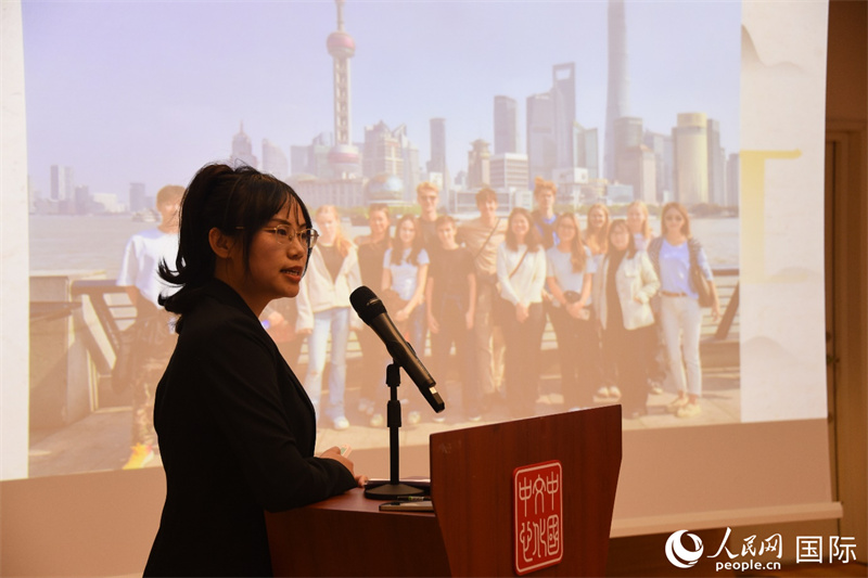 斯德哥爾摩考試中心經(jīng)理陳曦介紹“漢語水平考試”情況。人民網(wǎng)記者 殷淼攝