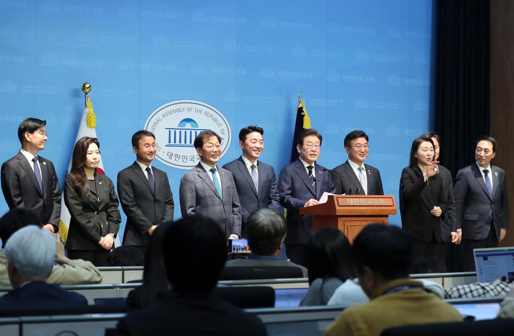4月11日，李在明在韓國(guó)首爾舉行的新聞發(fā)布會(huì)上介紹他的總統(tǒng)競(jìng)選團(tuán)隊(duì)。新華社記者姚琪琳攝