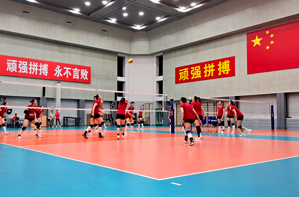 4月28日，中國女排在主教練趙勇的帶領(lǐng)下進(jìn)行訓(xùn)練。人民網(wǎng)記者 胡雪蓉?cái)z