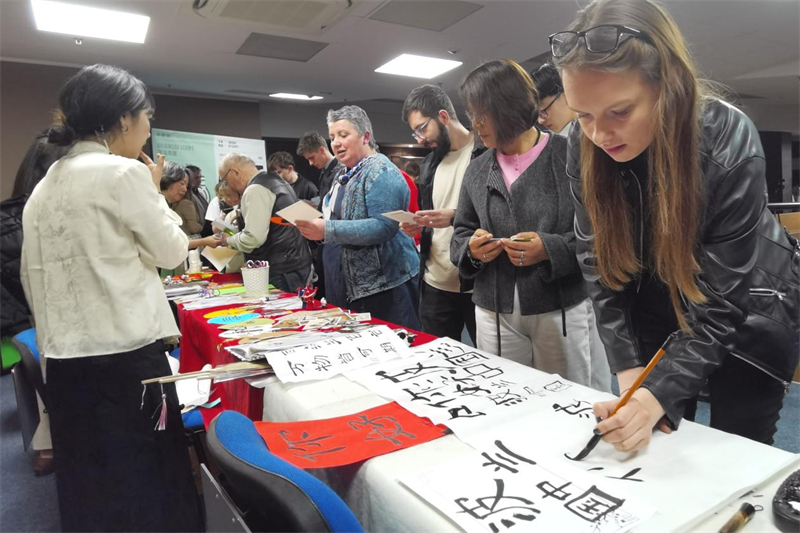 現(xiàn)場來賓體驗(yàn)中國傳統(tǒng)文化。中國駐波蘭大使館供圖。