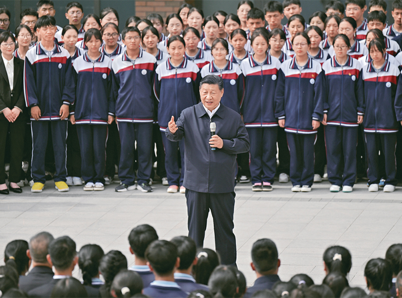 2024年6月18日至19日，中共中央總書記、國家主席、中央軍委主席習(xí)近平在青海考察。這是18日下午，習(xí)近平在果洛西寧民族中學(xué)考察時，同師生們親切交流。 新華社記者 岳月偉/攝
