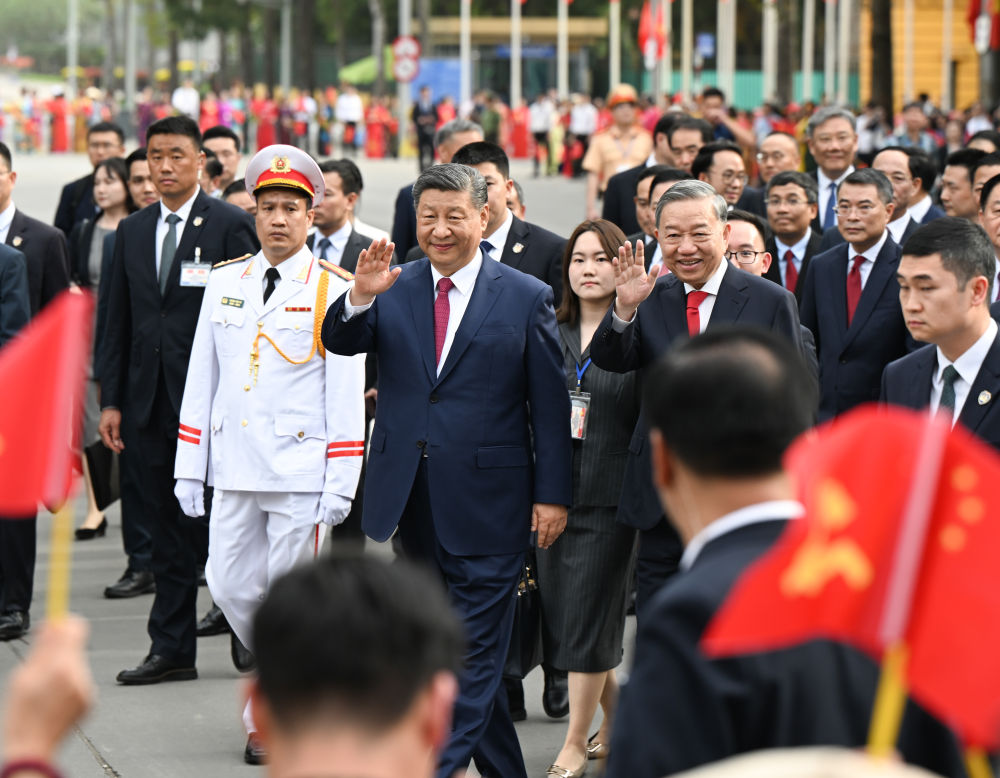 4月14日，中共中央總書記、國家主席習近平抵達河內對越南進行國事訪問。當日下午，越共中央總書記蘇林為習近平舉行隆重歡迎儀式。這是歡迎儀式后，習近平和蘇林一同步行前往越共中央駐地舉行會談時，向歡迎人群揮手致意。新華社記者 張領 攝