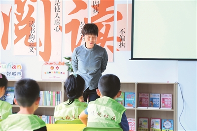 田桂月帶領(lǐng)孩子共讀繪本《點》。李澤罡攝