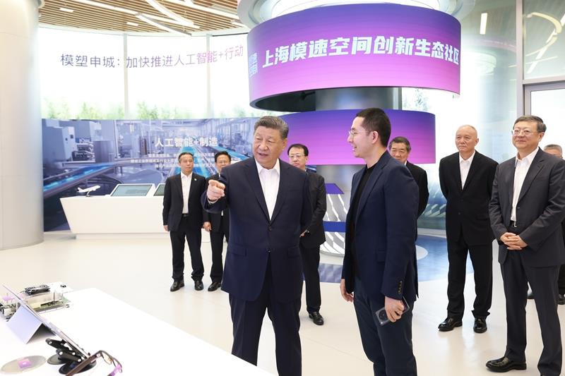 △2025年4月29日，習(xí)近平總書記在上?！澳Ｋ倏臻g”大模型創(chuàng)新生態(tài)社區(qū)，察看大模型產(chǎn)品展示。