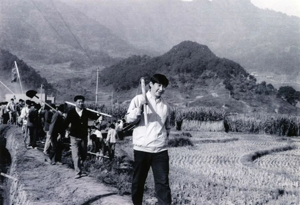 這是1989年，時任福建省寧德地委書記的習(xí)近平帶領(lǐng)地直機(jī)關(guān)千余名干部到寧德縣南漈水利工地參加清溝排障修整水渠勞動。新華社發(fā)