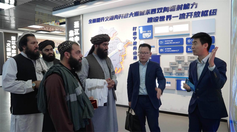 代表團(tuán)在義新歐班列始發(fā)站參觀。CGTN記者 楊剛攝