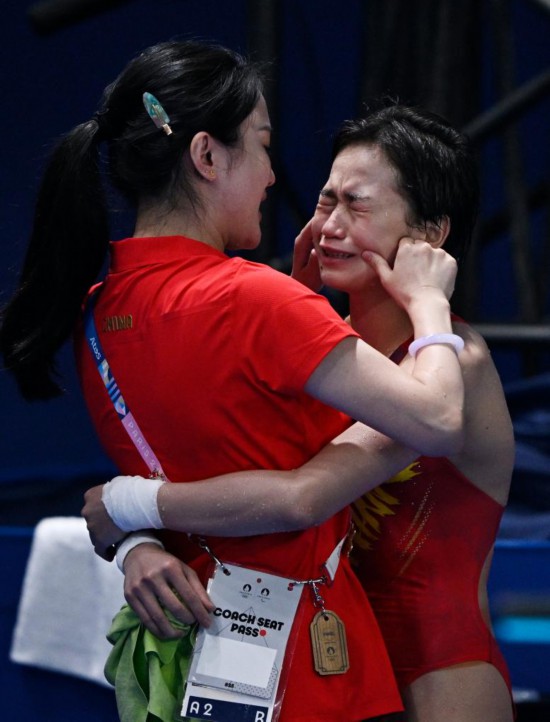 2024年8月6日，中國選手全紅嬋（右）與教練陳若琳在巴黎奧運(yùn)會(huì)女子10米臺決賽后慶祝。新華社記者 王鵬 攝