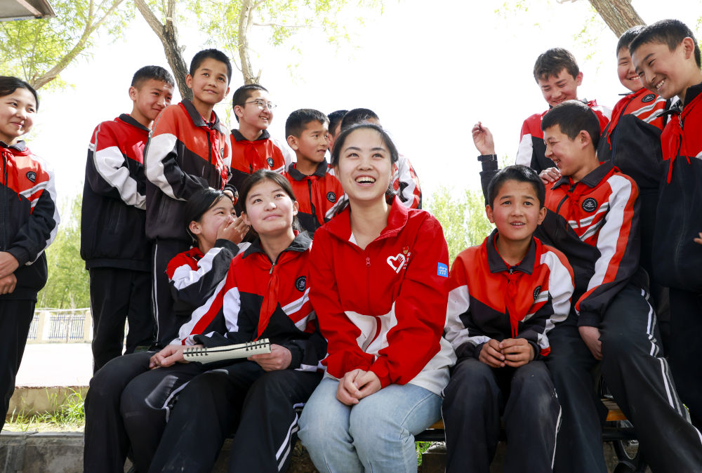 4月23日，在新疆克州阿圖什市哈拉峻鄉(xiāng)謝依特小學，支教教師高淑賢和學生們在一起。