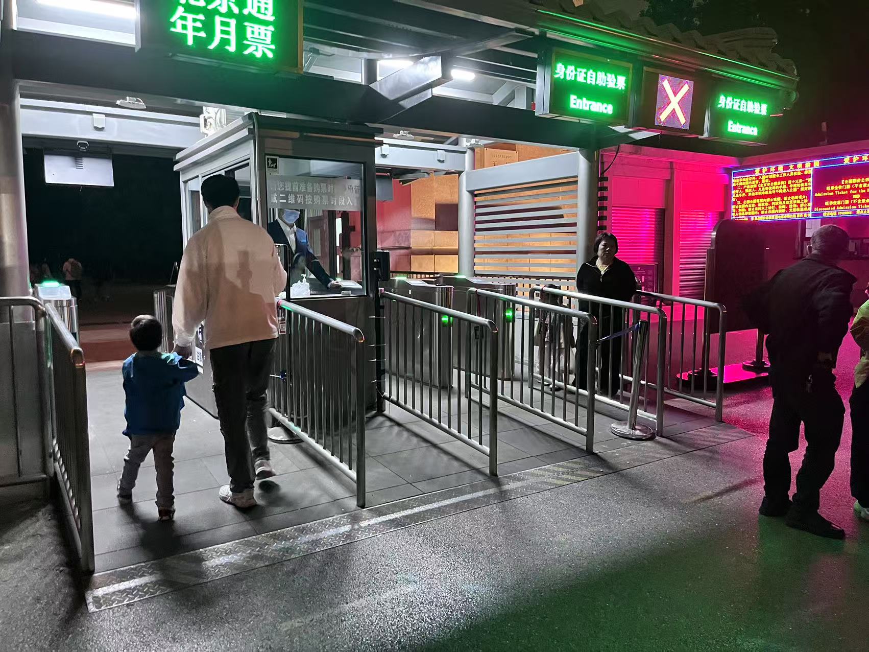 北京天壇公園延長開放時(shí)間，游客進(jìn)入游覽。人民網(wǎng)記者 李楠樺攝