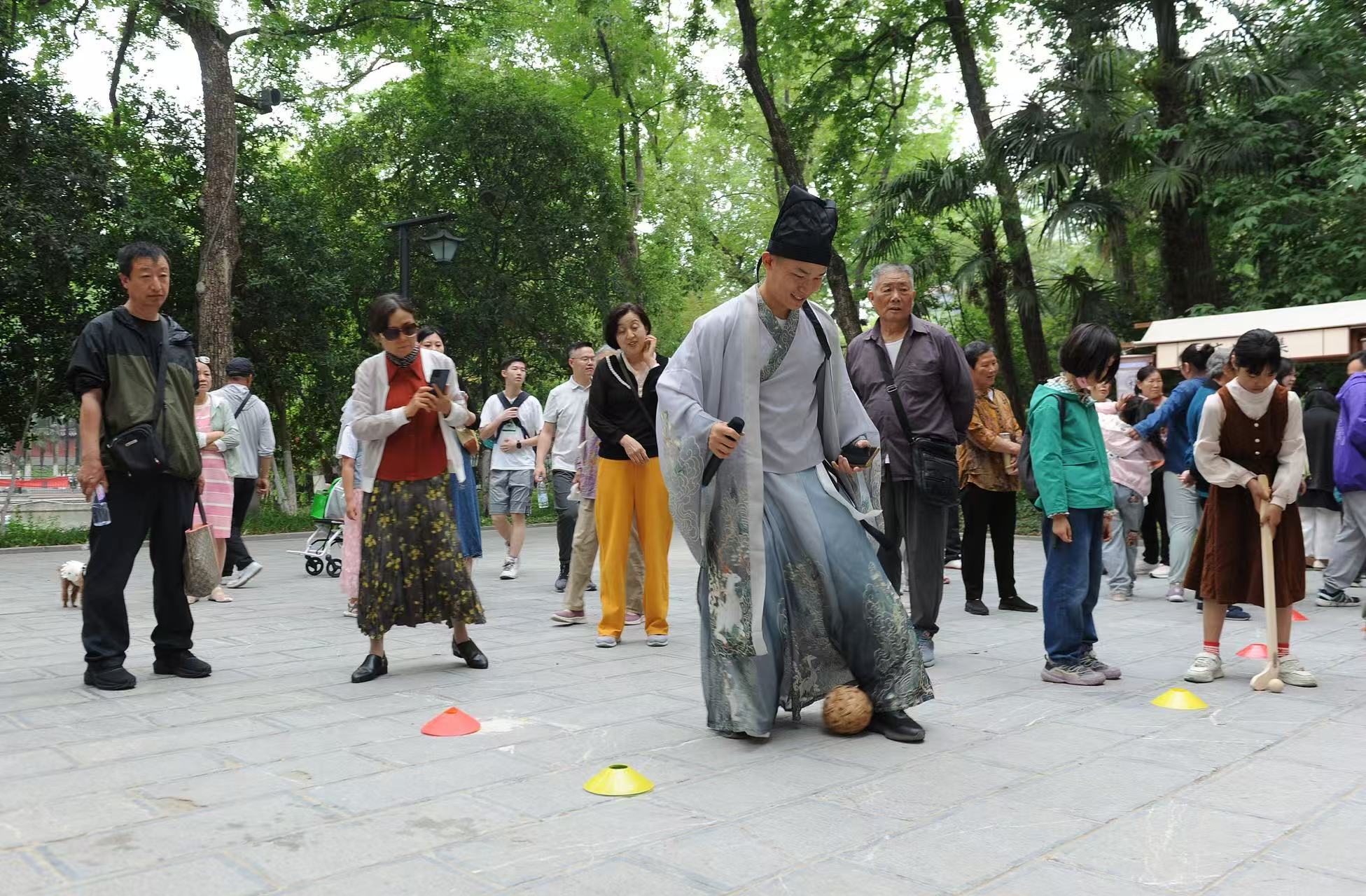 2025年5月3日，安徽省合肥市包公園景區(qū)，游客正在參與“蹴鞠”體育活動(dòng)。（圖片來(lái)源：視覺(jué)中國(guó)）