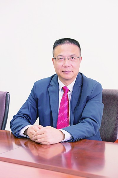 徐飛 教授、博士生導(dǎo)師。歷任上海交通大學(xué)副校長(zhǎng)、西南交通大學(xué)校長(zhǎng)、上海財(cái)經(jīng)大學(xué)常務(wù)副校長(zhǎng)，現(xiàn)任福耀科技大學(xué)常務(wù)副校長(zhǎng)。國(guó)務(wù)院政府特殊津貼專(zhuān)家。先后兼任中國(guó)鐵道學(xué)會(huì)副理事長(zhǎng)，中國(guó)管理學(xué)會(huì)組織與戰(zhàn)略專(zhuān)業(yè)委員會(huì)副主任，教育部高等學(xué)校創(chuàng)新創(chuàng)業(yè)教育指導(dǎo)委員會(huì)副主任，中國(guó)高等教育學(xué)會(huì)創(chuàng)新創(chuàng)業(yè)教育分會(huì)理事長(zhǎng)，中國(guó)高質(zhì)量MBA教育認(rèn)證（CAMEA）工作委員會(huì)副主任，中國(guó)職業(yè)技術(shù)教育學(xué)會(huì)副會(huì)長(zhǎng)等。主要研究領(lǐng)域?yàn)閼?zhàn)略管理、競(jìng)爭(zhēng)戰(zhàn)略與博弈論、創(chuàng)新創(chuàng)業(yè)、跨文化戰(zhàn)略領(lǐng)導(dǎo)力等。出版著作20余部。