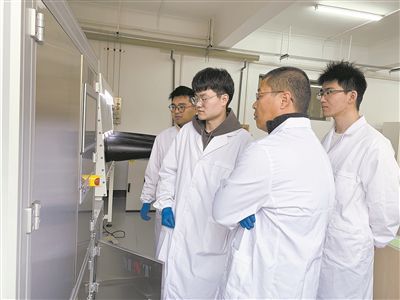圖為安工大材料科學(xué)與工程學(xué)院碩士研究生余威（右一）在實(shí)驗(yàn)室開展研究。安工大供圖