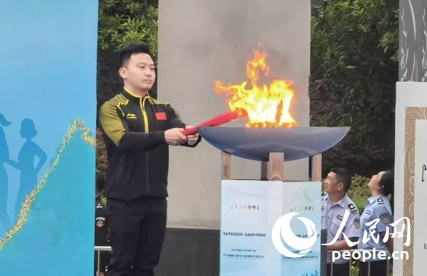 在活動開幕式上，馮喆點燃火炬。人民網(wǎng)記者 楊磊攝