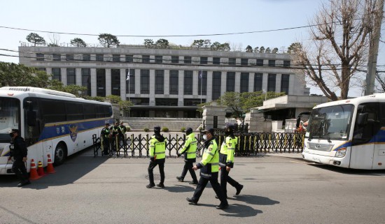 4月3日，在韓國首爾，警察在韓國憲法法院前執(zhí)勤。新華社記者姚琪琳攝