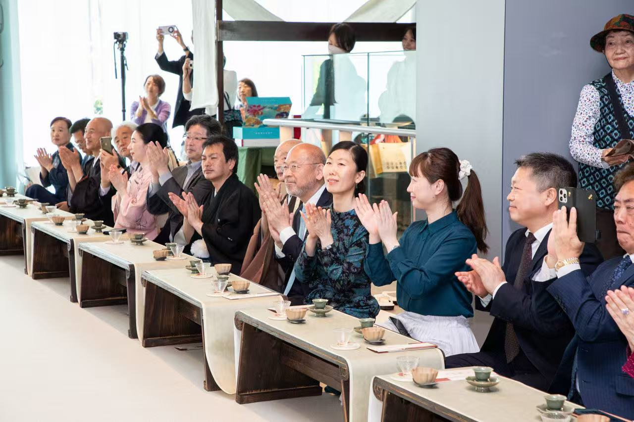 中日兩國文旅界、各茶道流派嘉賓出席開幕式。中國駐大阪旅游辦事處供圖