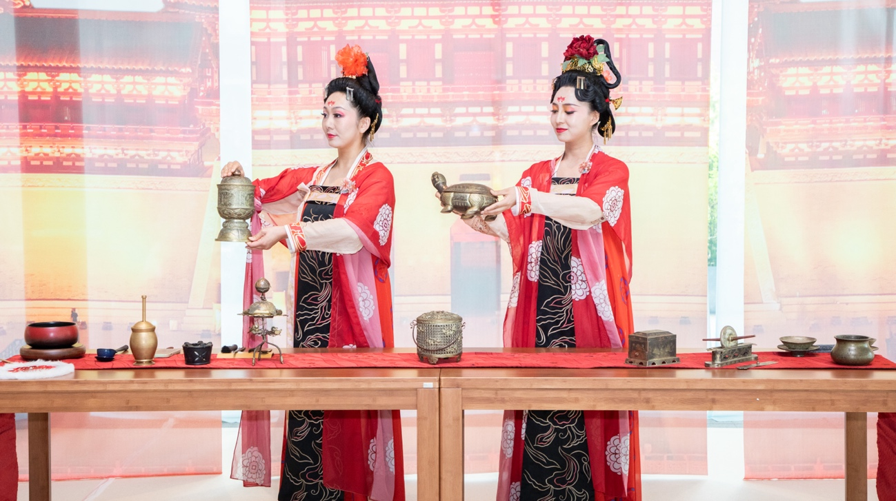 法門寺地宮出土文物一比一復刻的宮廷茶器。中國駐大阪旅游辦事處供圖