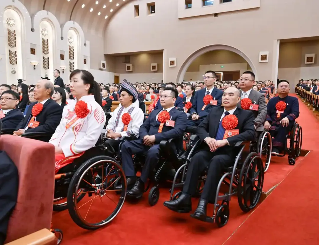 2025年5月16日，第七次全國(guó)自強(qiáng)模范暨助殘先進(jìn)表彰大會(huì)在北京召開(kāi)。大會(huì)表彰了200名“全國(guó)自強(qiáng)模范”、200個(gè)“全國(guó)殘疾人工作先進(jìn)集體”和60名“全國(guó)殘疾人工作先進(jìn)個(gè)人”。