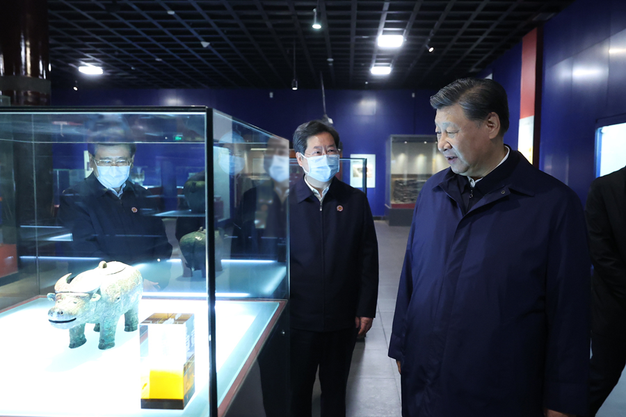 2022年10月28日，習(xí)近平總書記在安陽市殷墟博物館考察。新華社記者 鞠鵬 攝
