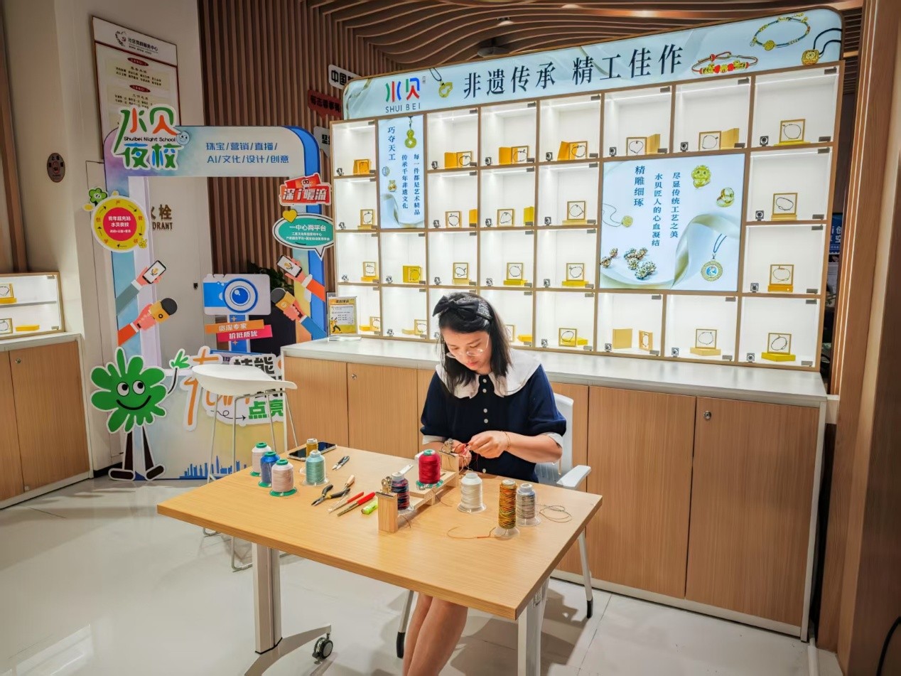 水貝夜校學(xué)員正在展示手工編繩過(guò)程。人民網(wǎng) 肖聰聰攝