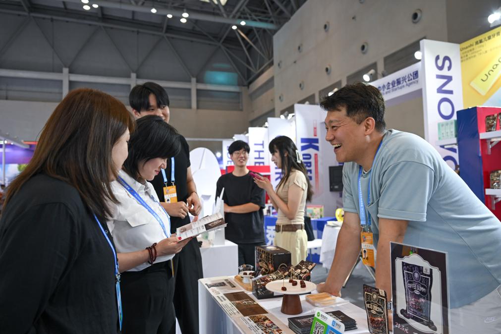 5月22日，韓國展商（右一）在西洽會(huì)現(xiàn)場(chǎng)向參觀者介紹產(chǎn)品。新華社記者 陳誠 攝