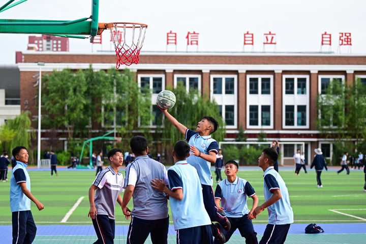 2024年6月18日，學(xué)生在青海果洛西寧民族中學(xué)打籃球。新華社記者 張龍 攝