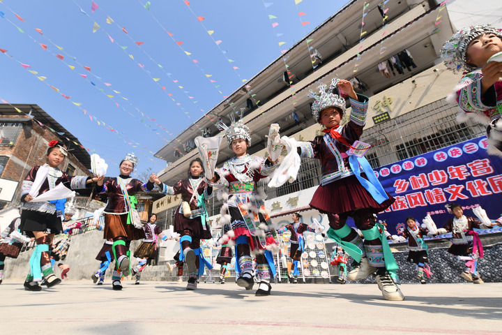 2025年3月25日，廣西柳州市融水苗族自治縣桿洞鄉(xiāng)中心小學(xué)學(xué)生在跳蘆笙踩堂舞。新華社記者 黃孝邦 攝