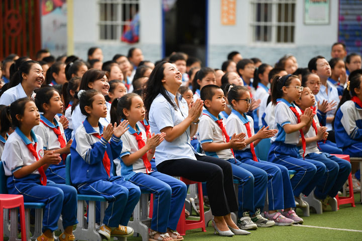 2021年7月1日，在位于陜西省延安市的楊家?guī)X福州希望小學(xué)，師生收看慶祝中國共產(chǎn)黨成立100周年大會。新華社記者 張博文 攝