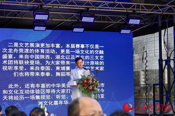 中國駐法蘭克?？傤I(lǐng)事黃昳揚(yáng)在致辭中對龍舟賽表示熱烈祝賀。人民網(wǎng) 依琳攝