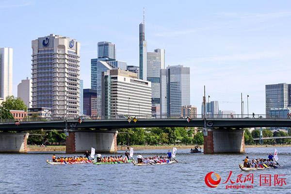 龍舟賽隊伍奮力揮槳、破浪前行。人民網(wǎng) 依琳攝