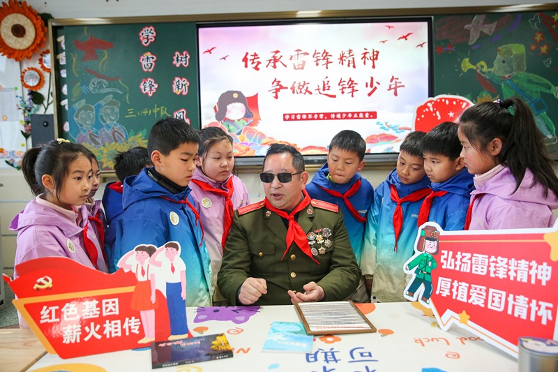 2025年3月3日，江蘇南通如皋市安定小學(xué)里，傷殘軍人許波銀在思政小課堂上向?qū)W生講述雷鋒故事。