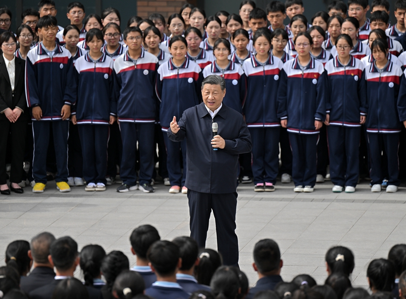 2024年6月18日，習(xí)近平總書(shū)記在青海果洛西寧民族中學(xué)考察時(shí)，同師生們親切交流。